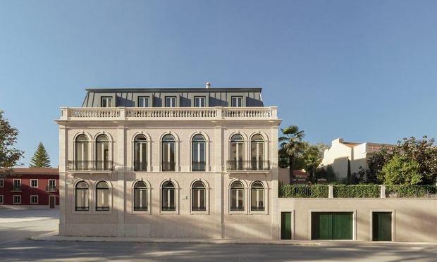 Pa&ccedil;o da Rainha, Italian Embassy side